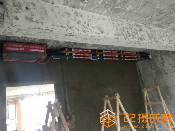 雙流新天地2期春天里美的中央空調(diào)一拖一風(fēng)管機(jī)安裝現(xiàn)場室內(nèi)機(jī)及管路安裝